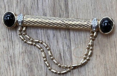 Auktion 371<br>breite Doublè Brosche, dkl. Cabouchons und klare Steine mit Doppelkettchen, B-8 cm [1]