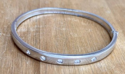 Auktion 358<br>Silber-Armreif-925-, Kronenmarke, 5 klare Steine, Klappscharnier, 7x6 cm, 16,3 gr [1]