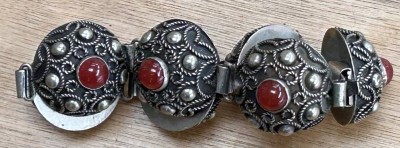 Auktion 358<br>versilbertes Armband mit Karneol-Halbkugeln, L-18,5 cm, 34,7 gr [1]