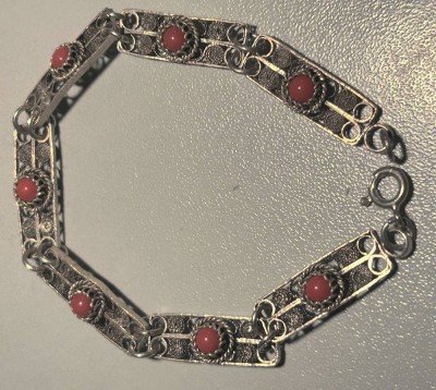 Auktion 358<br>antike Silberarmkettchen (geprüft), wohl Mädchen-Armband, mit roten Steinen,  L-ca. 17 cm, B-ca. 0,7 cm, 8,1 gr. [1]