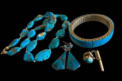 Auktion 358<br>4 tg. Schmuckset, Double mit Türkis. Kette, Zugarmband, Ohrhänger, Kragenknopf [1]
