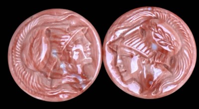 Auktion 358<br>2x  kl. runde Korallenplaketten, beschnitzt mit Frauenköpfen und Tempel, D-4 cm [1]