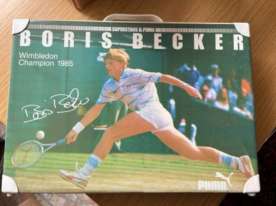 Auktion 358<br>Boris Becker Handkoffer, Wimbledon 1985, gut erhalten, 32x45 cm [1]