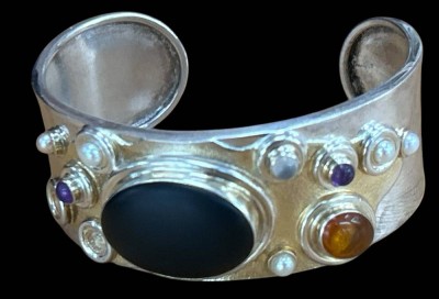 Auktion 358<br>massive Silber-Armspange mit Farbsteinen, 2 Perlchen fehlen, 51 gr [1]