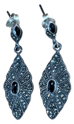 Auktion 358<br>Paar Silber-Ohrhänger mit Markasiten, schwarze Cabouchons, L-ca. 4 cm, 5,5 gr [1]