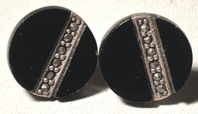 Auktion 358<br>Paar Silber-Ohrstecker, Onyx und Markasitien, D-1,4 cm [1]