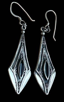 Auktion 358<br>Paar Silber-925- Ohrhänger mit Onyx-Schiffchen und Markasiten, L-6 cm, 7,4 gr. [1]