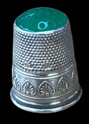 Auktion 358<br>Silber-800- Fingerhut mit grünen Stein [1]