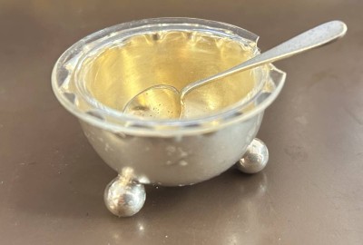 Auktion 358<br>Silber Salznapf mit Löffelchen, Glaseinsatz beschädigt, H-3 cm, D-5 cm [1]