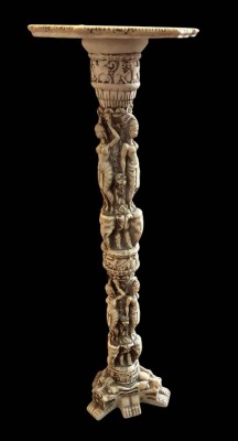 Auktion 358<br>hohe Blumensäule mit figürl. Stand, Kunstmassen, Asien,   H-85 cm, D-27 cm [1]
