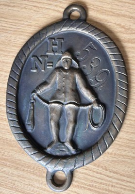 Auktion 358<br>gr. massive Bronzeplatte mit Fischerdarstellung und Schiffskennung, 26x17 cm [1]