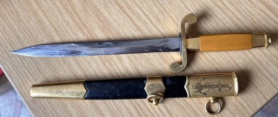 Auktion 358<br>Marinedolch in Lederscheide, Messingbeschläge, dat. 1953, kyrill. beschriftet, L-34 cm [1]