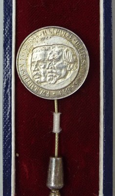 Auktion 359<br>Nadel mit Medaille E.W. Raiffeisen, E. Schulze-Delitzsch, 925er-Silber, L. 5,8 cm, 5 gr., mit Altersspuren [1]