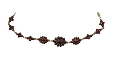 Auktion 359<br>Granat-Armband, älter, undeutl. gepunzt, älter, Gold um 8ct (gepr.), ca. 6,4gr., L-17cm [1]