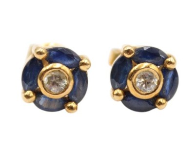 Auktion 359<br>Paar Ohrstecker, 18 Karat GG, je mit weissen Saphiren von ca. 0,1ct umringt von  Blauen-Saphiren, zus ca, 4,6gr., D-0,87cm [1]