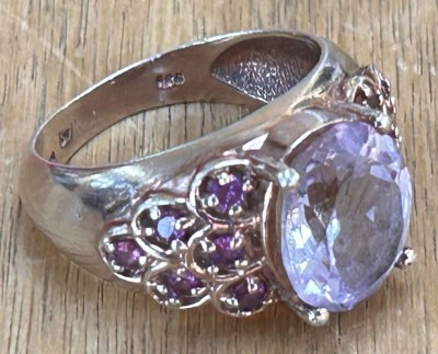 Auktion 359<br>Silberring-925-, tw. vergoldet, klarer Centerstein, sitl. lila Steine, RG 57, 6,6 gr. [1]