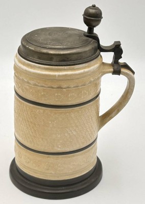Auktion 359<br> Jahreskrug König Pilsener 1983, Zinnmontur, nach antiken Vorbild, H_23 cm [1]