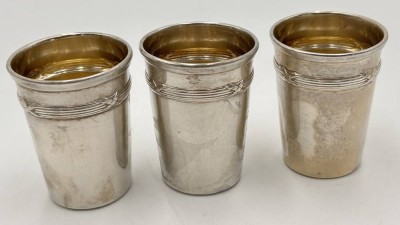 Auktion 359<br>3x Vodkabecher, Alpacca, Kreuzbanddekor, innen vergoldet, H-4,4 cm [1]