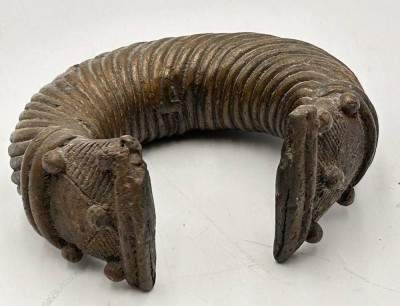 Auktion 359<br>gr. Manille, Sklavengeld  19. Jhd., wohl Niger , Baoulé Dogon,  Bronze, ca. 9x10 cm, ca. 600 gr. [1]