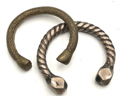 Auktion 359<br>2x div. Bronze Manille, 7x7 und 6x6 cm [1]
