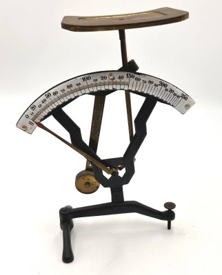 Auktion 359<br>kl. Eisen-Briefwaage mit emaill. Skala, H-ca. 23 cm [1]