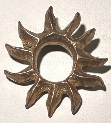 Auktion 359<br>schwere Bronze-Brosche Helena Rubinstein, Sonne, 4,5x4 cm [1]