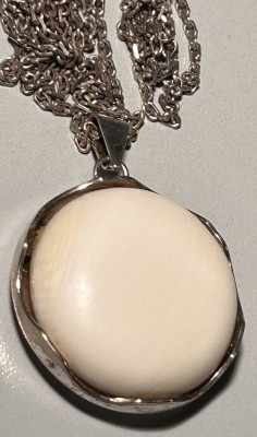 Auktion 359<br>835er-Silberkette mit Anhänger, Beincabochon in Silberfassung, L. Kette: ca. 80 cm, Ø Anhänger: 3 cm, zus. 22 gr. [1]