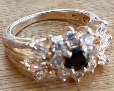 Auktion 359<br>Silberring-925-, schwarzer Centerstein, umringt von klaren Steinen, RG 51, 5 gr. [1]