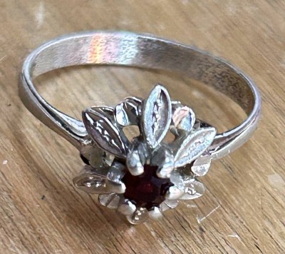 Auktion 359<br>Silberring-925- mit dkl.roten Stein, RG 53, 1,8 gr [1]
