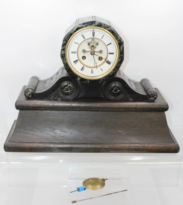 Auktion 359<br>Tischuhr, Frederic Rö..., Marmor auf Holzstand, langes Pendel leider gebrochen, Werk steht leider, H-36cm B-49cm T-17,5cm [1]