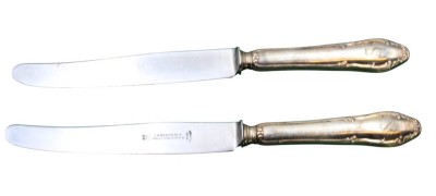 Auktion 359<br>2x Messer, Silbergriffe, Ziermonogramm, ca. L-25,5cm [1]