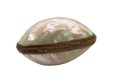 Auktion 359<br>Muscheletui mit Nähuntensilien, wohl um 1900, ca. 7,4 x 4,2cm [1]