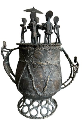 Auktion 359<br>vielfigürliche Benin Bronze, Gefäss mit Deckel und Griffen, wohl 20.Jhd., H-27 cm, B-22 cm [1]