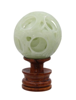 Auktion 359<br>chinesische Wunderkugel auf Holzstand, Jade ?, H-12cm ca. D-7cm [1]