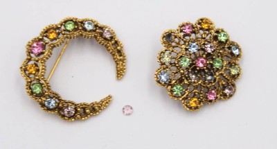 Auktion 359<br>2x Modeschmuckbroschen mit Farbsteinbesatz, 1 Stein lose,  ca. D-3,5cm [1]
