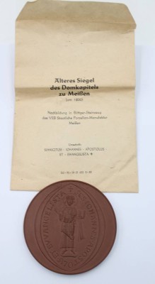 Auktion 359<br>Älteres Siegel des Domkapitels zu Meißen, Böttger Steinzeug, orig. Tüte, D-7,5cm [1]