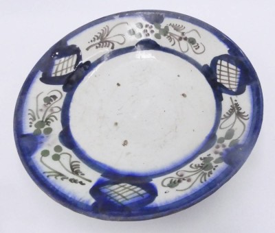 Auktion 359<br>Fajance Teller, bemalt, Standring beschädigt, wohl 18.Jhd., D-21 cm [1]