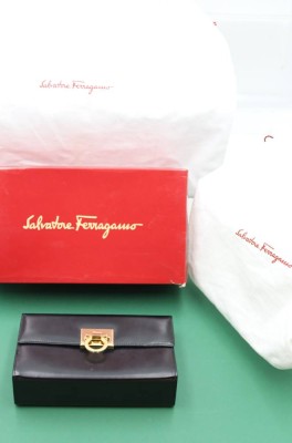 Auktion 359<br>kl. Damenhandtasche, Salvatore Ferragano, schwarz, gute Erhaltung, 12 x 19,5cm, orig. Karton und Schutzbeutel [1]