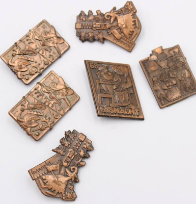 Auktion 359<br>6x Fastnachts-Abzeichen, wohl Bronze [1]