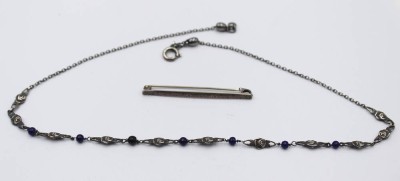 Auktion 359<br>800er Halskette, Rosenmuster, sowie Stabbrosche in 835er Silber, zus. 8,7gr., ca. L-44cm, Brosche L-5cm [1]