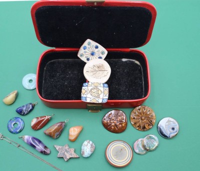Auktion 359<br>kl. Schmuck-Etui m. div. Halbedelsteinanhängern u. div. Broschen [1]