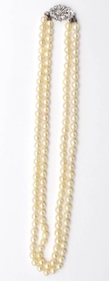 Auktion 371<br>2reihige Perlenkette mit 800er Silberschließe, ca. L-45cm Perlen D-ca. 0,6cm [1]
