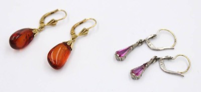 Auktion 359<br>2 Paar div. Ohrhänger, 1x Bernstein, 1x rosa Steine diese mit 585er Goldbügel, ca. L-3,5cm [1]