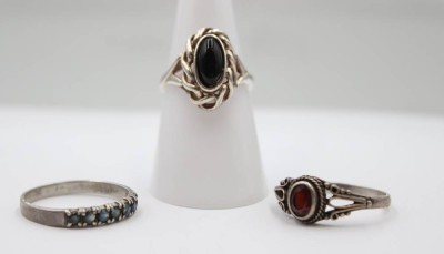 Auktion 359<br>3x div. ältere Silber-Ringe, div. Steinbesatz, zus. 8,7gr., ca. RG 59>60 [1]