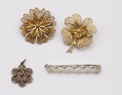 Auktion 359<br>3x dv. Broschen sowie 1x Anhänger, Silber teilw. vergoldet, filigrane Arbeiten, zus. ca. 15gr., Größte D-3cm [1]