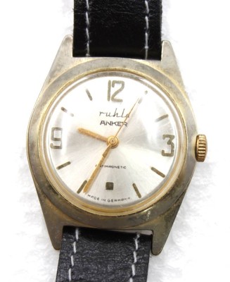 Auktion 359<br>Herrenarmbanduhr, Ruhla/Anker, Handaufzug, Werk läuft (hakt leicht), Tragespuren, Lederband, D-3,5cm. [1]
