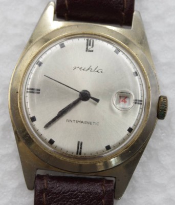Auktion 359<br>Herrenarmbanduhr, Ruhla, GDR, Handaufzug, Werk läuft, Tragespuren, Lederband, D-3,4cm. [1]