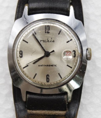 Auktion 359<br>Herrenarmbanduhr, Ruhla, GDR, Handaufzug, Werk läuft, Tragespuren, Lederband (Tragespuren), D-3,5cm. [1]
