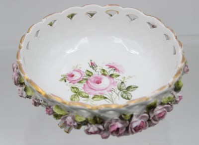 Auktion 359<br>Schale auf 3 Füssen, Schierholz, umlaufend aufgesetzte plast. Blüten, diese mehrfach bestossen, H-8cm D-18cm [1]