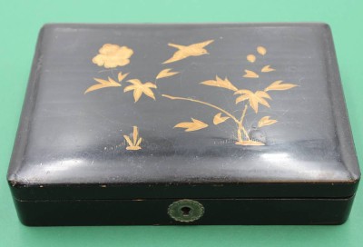 Auktion 359<br>kl. Lackkasten, wohl Japan, älter, Gebrauchsspuren, H-3,7cm B-18cm [1]
